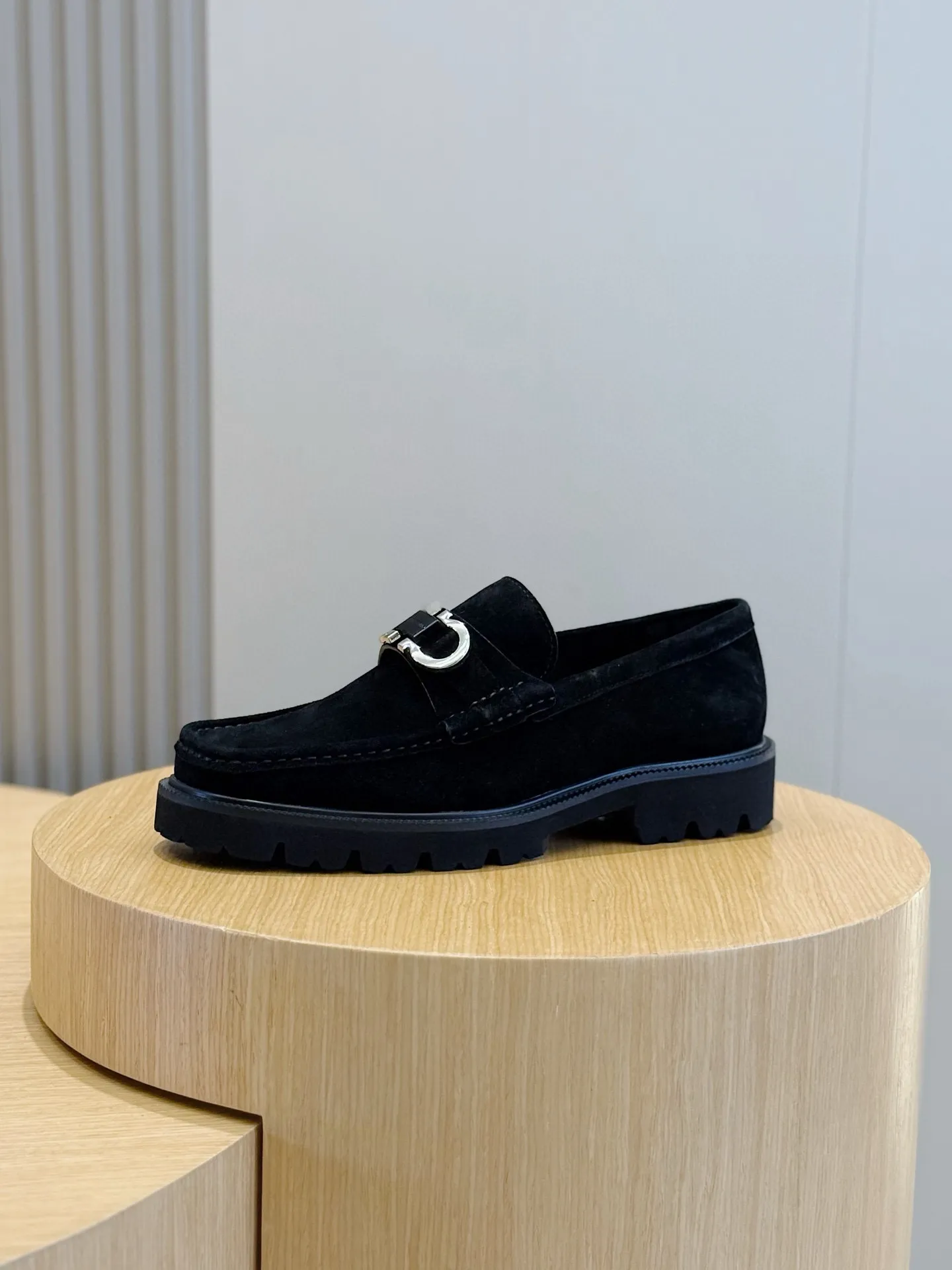 [Ferragamo] Top P: 760💰 Number of yards: 39~44 (38.45. Customized, non-returnable) Ferragamo men's leather derby shoes. The new derby shoes are light in texture and cool in style. They adopt exquisite eyelet uppers and novelly define urban trends. Made of brushed cowhide, it has a plump and rounded toe box and is decorated with delicate wingtip decorative details. Imported cowhide + cowhide lining.